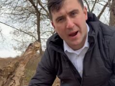 Manifestante de extrema derecha intenta QUEMAR el Corán en la ciudad más musulmana de Estados Unidos mientras los llamados a traer ICE provocan indignación