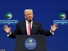 Trump no puede dejar de reír mientras describe conceptos estadounidenses ‘locos’ que, según afirma, los sauditas no entienden
