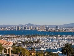 Mujer codiciosa robó 9 millones de dólares a su empleador y se regaló una mansión costera con un Porsche en la entrada