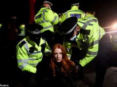 Activista por los derechos de las mujeres arrestada en la vigilia de Sarah Everard pide vagones de metro exclusivos para hombres porque «ellos son el problema»