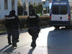 Horror de ataque sexual cuando una joven pareja italiana está rodeada por tres inmigrantes que chocan su auto y obligan a su novio a verlos violar a su prometida de 18 años.