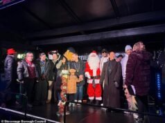 Los jefes del ayuntamiento acusados de ignorar a los niños con necesidades especiales al encender las luces navideñas para tomarse selfies con So Solid Crew