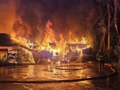 El entrenador del Heat, Erik Spoelstra, viaja desde Denver a la casa en llamas