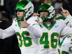 Oregon salva las esperanzas de la CFP y se escapa de Iowa con una canasta de último segundo