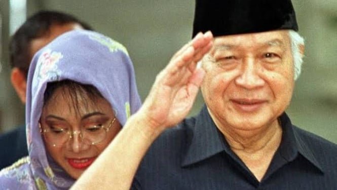 1762713081_690cbac2c7ae1-ilustrasi-foto-soeharto_665_374.jpg