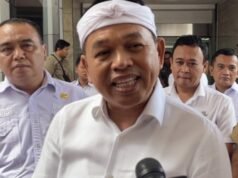 Dedi Mulyadi se sorprende de que los estudiantes de secundaria de Subang a quienes les gusta fumar no puedan hacer multiplicaciones básicas