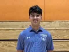 Debate preparatorio: Zane Daoud, de San Marino, abraza con agrado sus audífonos