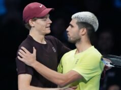 Jannik Sinner derrota a Carlos Alcaraz para defender su título de las Finales ATP