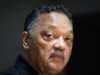 El reverendo Jesse Jackson recibe soporte vital después de ser hospitalizado