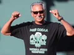 El difunto entrenador de Laney, John Beam, honrado por Nahshon Wright de los Bears después de la elección