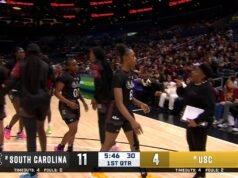 Joyce Edwards, de Carolina del Sur, gira alrededor del defensor de la USC para completar la bandeja