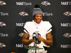 Lamar Jackson dice que está «bien» después de perderse la práctica por una lesión en el tobillo y reacciona con humor a su total de capturas