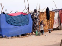 Arrastrándose para escapar de la masacre, la gente huye del grupo paramilitar sudanés a cuatro patas