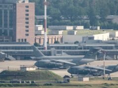 A los trabajadores de las bases estadounidenses en el extranjero no se les paga, ya que algunos son enviados a despensas de alimentos.