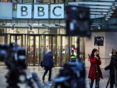Trump amenaza a la BBC con acciones legales por cambiar su discurso; los altos ejecutivos dimiten