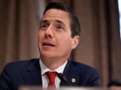 Para influir en Trump en Colombia, el senador Bernie Moreno presentó una imagen falsa del presidente del país.