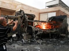 Colonos israelíes enmascarados atacan aldeas palestinas y soldados de las FDI en Cisjordania