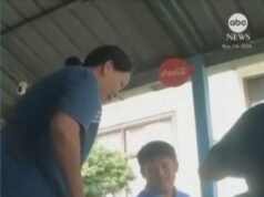 MIRAR: Los peces nadan entre los comensales en un restaurante tailandés inundado