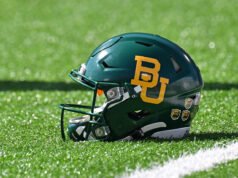 Baylor AD Mack Rhoades supuestamente bajo investigación después de supuestamente confrontar a un jugador durante un juego por el color de su camiseta