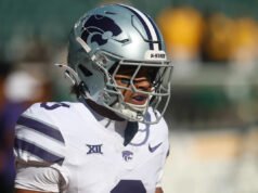 El RB Dylan Edwards, con camiseta roja de Kansas State, se perderá el resto de la temporada por una lesión en el tobillo