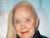 La ganadora del Globo de Oro Sally Kirkland en un hospicio