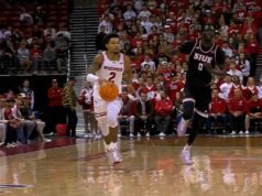 Nick Boyd, de Wisconsin, se lo lanza a Austin Rapp para un alley-oop contra SIU Edwardsville