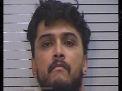 Jake Haro posa para una foto brillante tras su condena por el asesinato de su hijo