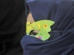 En Jambi, una madre exige justicia después de que su hermano vendiera a su hijo a un machacador de patatas.