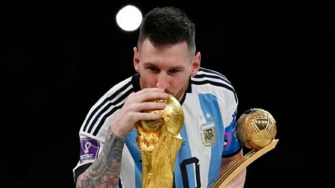 639f99b16a155-kapten-timnas-argentina-lionel-messi-mencium-trofi-piala-dunia-2022_665_374.jpg