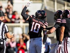 El apoyador estrella de Texas Tech, Jacob Rodríguez, hace la pose de Heisman después de anotar el primer TD ofensivo de su carrera.