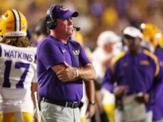 Brian Kelly presenta una demanda contra LSU, alegando que la escuela está tratando de despedirlo «por una causa» para evitar la compra de 54 millones de dólares.