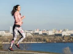 Descubre la marcha nórdica, un deporte de marcha finlandés que puede quemar calorías y poner tu cuerpo en forma.