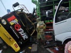 Falla el freno de un camión en Kuta, atropella a un peatón y muere