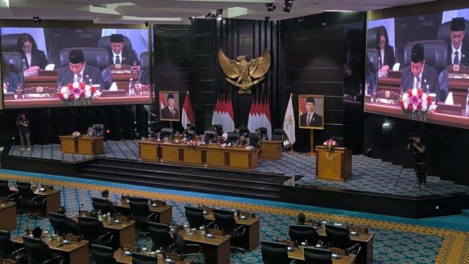 68b95bff524d3-rapat-paripurna-dprd-provinsi-dki-jakarta_665_374.jpg
