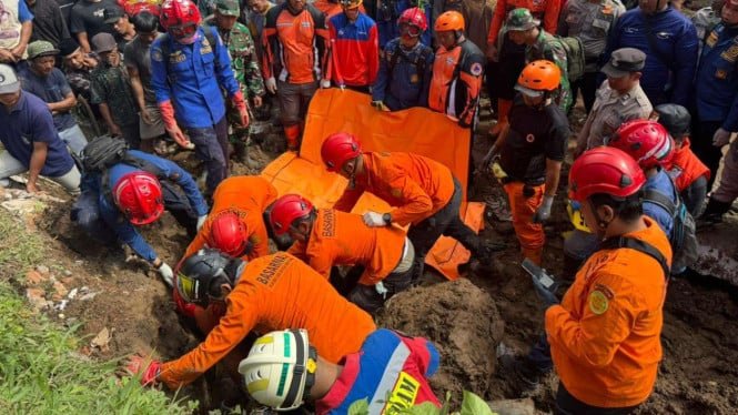 69076de62b7b5-tanah-longsor-di-trenggalek-tewaskan-empat-orang-satu-luka-berat_665_374.jpeg