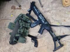 Arma de fuego de cañón largo en el lugar de la explosión del SMAN 72 en Yakarta, con las palabras «Bienvenido al infierno» escritas en ella