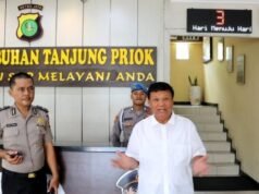 Emrus ve al Departamento de Policía del Puerto de Tanjung Priok, lleno de sonrisas y alegría