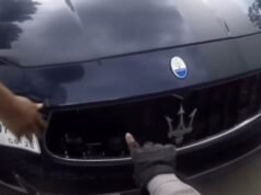 Coches de lujo con matrículas de motocicleta e impuestos muertos intentan sobornar a la policía, los internautas no pueden concentrarse