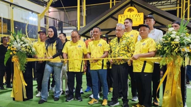 6910b3c36093c-ketua-umum-golkar-bahlil-lahadalia-resmikan-yellow-racquet-club_665_374.jpg