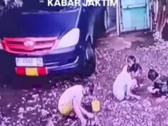 ¡Horrorizado! En los segundos en que un coche atropelló a un niño que jugaba en el este de Yakarta, afortunadamente no murió