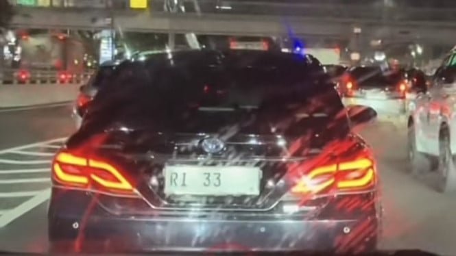 691aae8468838-plat-ri-33-yang-viral-tanpa-pengawalan-dan-rela-macet-macetan_665_374.jpg