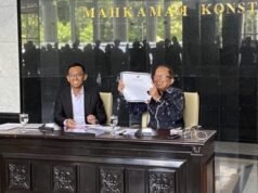 El juez del Tribunal Constitucional Arsul Sani muestra su diploma de doctorado original