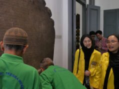 UI organiza visita multisensorial al Museo Nacional e invita a personas mayores a tocar inscripciones antiguas