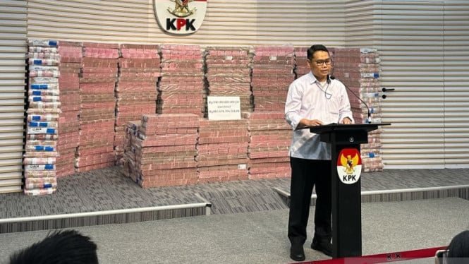 691f22239f1e7-kpk-menampilkan-uang-rampasan-kasus-investasi-fiktif_665_374.jpg