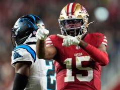 El WR de los 49ers, Jauan Jennings, golpea al safety de los Panthers, Tre’von Moehrig, después del partido