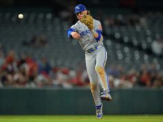 MLB anuncia a Bobby Witt Jr. y Fernando Tatis Jr. como ganadores del Guante de Platino alrededor de las 11 p.m. ET un viernes por la noche
