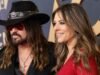 Billy Ray Cyrus y Elizabeth Hurley caminan por la primera alfombra estadounidense en los CMA 2025