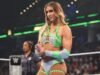 La estrella de la WWE Charlotte Flair reacciona al mal funcionamiento del vestuario a mitad del partido