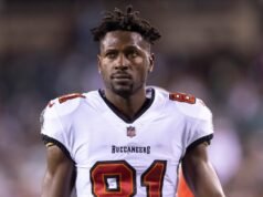 Antonio Brown, ex estrella de la NFL, regresa a Miami tras renunciar a la extradición