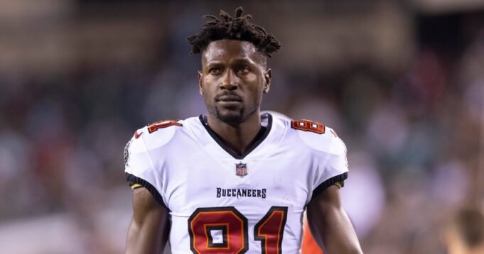 GettyImages-1346781855Former-NFL-Player-Antonio-Brown-Wanted-on-Attempted-Murder-Charge.jpg